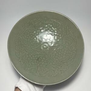 韓国美術　高麗　青磁　高麗青磁陰刻葡萄童子紋碗　時代物