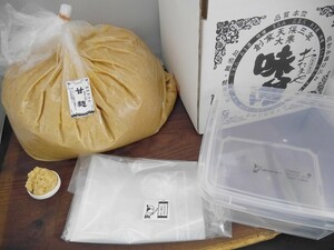 【おたまや】甘麹味噌（8kg）２Lタッパー 小分け袋付き