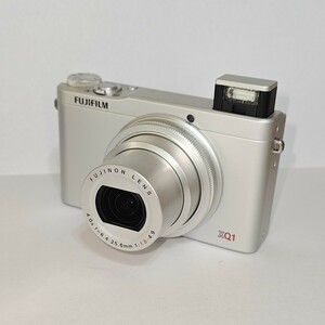 FUJI FILM XQ1 シルバー フジフィルム コンパクトカメラ　動作確認済み