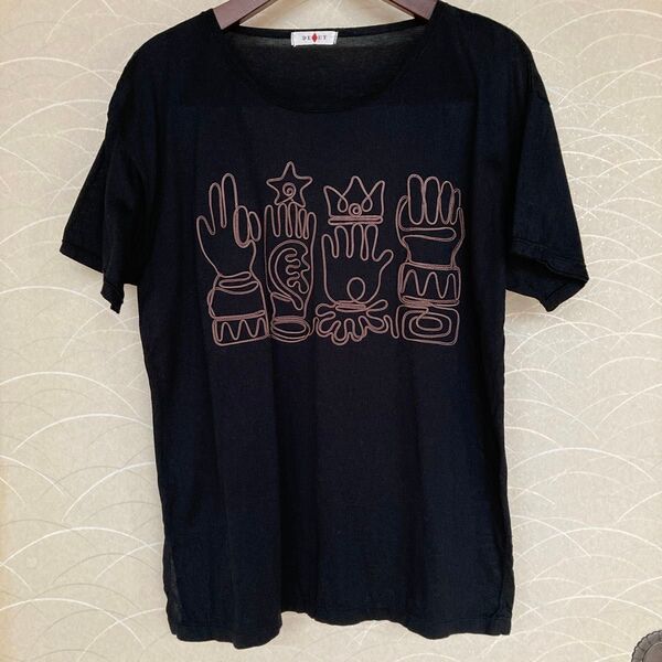 リボン刺繍入り 黒のTシャツ 綿100 サイドスリット入り 日本製