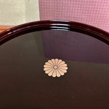 H21-14 漆器 お盆 丸盆 菊の御紋　樹脂製　サイズ:直径約36cm 紙箱あり_画像3