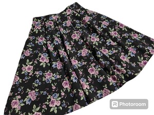 《超美品》ブラック地にピンクパープルのバラ柄がCuteなフレアミニスカート Mサイズ 後ろゴム スカート 花柄