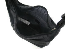 17840 美品 NIKE ナイキ ワンポイント ロゴ刺繍入り ナイロン ショルダーバッグ ボディバッグ 鞄 黒 ブラック メンズ レディース 男女兼用_画像7