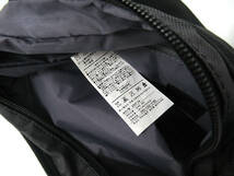 17840 美品 NIKE ナイキ ワンポイント ロゴ刺繍入り ナイロン ショルダーバッグ ボディバッグ 鞄 黒 ブラック メンズ レディース 男女兼用_画像9