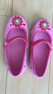 クロックス crocs 女の子サンダル　お花がかわいいピンク　サイズC10 17.5cm送料無料