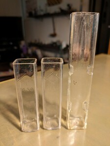 昭和レトロガラス瓶　バッテリー瓶　エンボス瓶２本　ニュウあり一本
