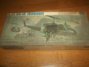  Revell :1/32:UH-1Di Logo chair * Junk *