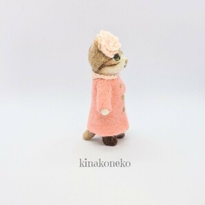 猫 フレッシュピンクのコート猫 羊毛フェルト ハンドメイド ミニチュア インテリア雑貨 kinakoの画像3