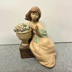 E210-CH3-912 NADAL ナダル 置物 人形 陶器 スペイン製 女性 花 約23×20×16cm