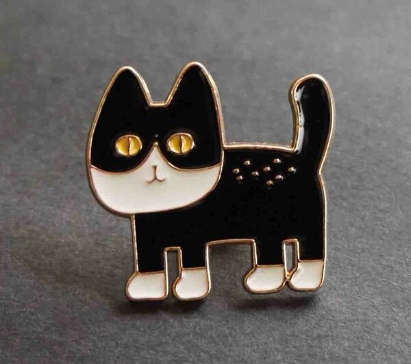 『萌黒白猫黄目』■新品『萌猫.ネコ 』可愛い ■ ねこ好き (=^・^=)BLACK CAT キャット金属ピンバッジ バッチ■おしゃれ ファッション開運