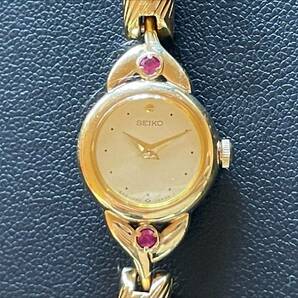 #1556 SEIKO セイコー レディース時計 1E20-0430 クォーツ 文字盤ゴールド 石付き腕時計  の画像1