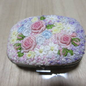 ハンドメイド 手刺繍 ピルケース コンパクトミラー リメイク ピンクのミニ薔薇お花のししゅう の画像4