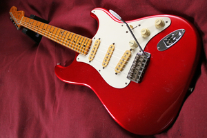 .Fender Japan.ST-57.CAR.57 Stratocaster Candy Apple Red... Logo . Maple 1pc шея .....90 годы сделано в Японии 