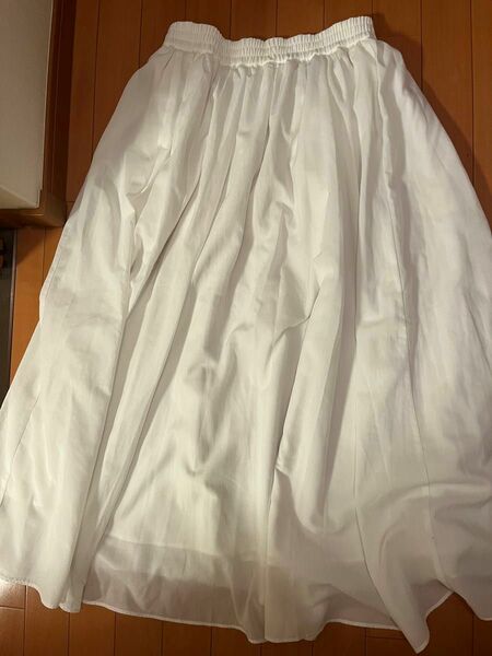 白ロングスカートです。
