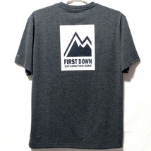 特価/未使用【サイズ=M】 FIRST DOWN/ファーストダウン/メンズ/プリント/半袖/Tシャツ/吸水速乾×ストレッチ/胸囲=88～96cm/charcoal_画像1