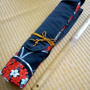 ♪4本入れ篠笛袋　帯 リメイク　45-55㌢用　　黒色小花柄刺繍波模様　1