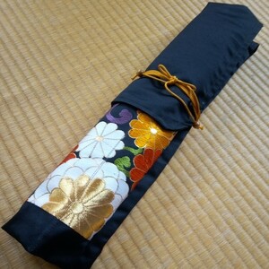 ♪4本入れ篠笛袋　帯 リメイク　45-55㌢用　　黒色立沸小花柄刺繍模様　1