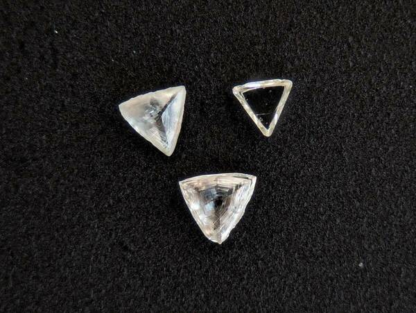 天然ダイヤモンド原石 マクル　３石セット　蛍光特性あり