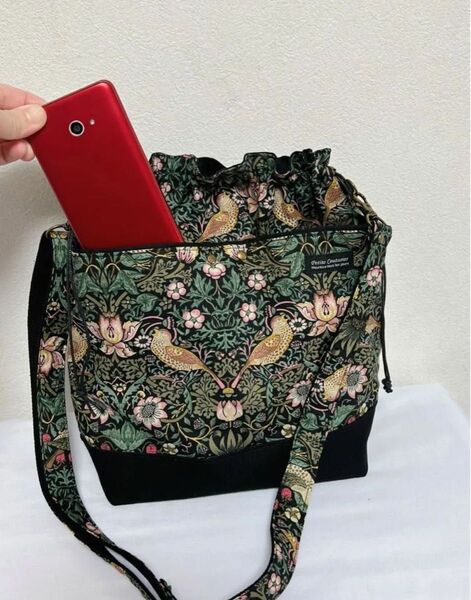 巾着ショルダーバッグ 前にはスマホポケット付き