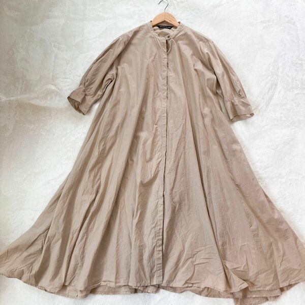 美品 ミズイロインド ボリュームスリーブ バンドカラーシャツワンピース 日本製 体型カバー ゆったり 横幅ゆったり　ナチュラル