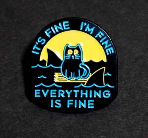 『黒猫漂流鮫徘徊』激渋■『IT'S FINE I'M FINE EVERYTHING IS FINE』 ■新品萌猫＾＾ねこ好き■ピンバッジ バッチ ■おしゃれ ファッショ