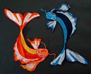 大型《赤紺２匹昔懐鯉》『左右２枚セット』【左右昔赤青鯉】■レトロ◆新品　ダブルカープ　刺繍ワッペン《開運 幸運 ラッキーアイテム》
