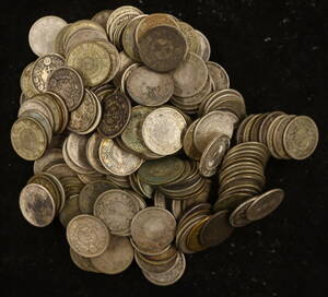  asahi day 10 sen silver coin 200 sheets together . summarize large amount 10 sen silver coin old coin coin coin 