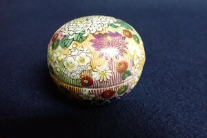 *052011 Kutani genuine mountain overglaze enamels gold paint flower writing incense case small articles go in cover thing *