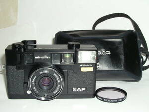 6188● MINOLTA HI-MATIC AF、38mm/2.8 単焦点カメラ（電池は単三x２本）1979年発売 ●90