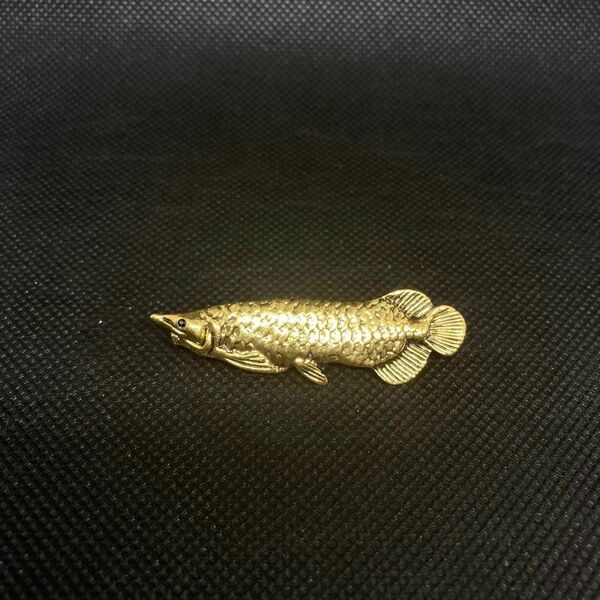 【アロワナ】ブローチ 金属製 高品質 ゴールド 古代魚 バッジ ピンバッジ 置物 アクセサリー ラグジュアリー 魚 置き物