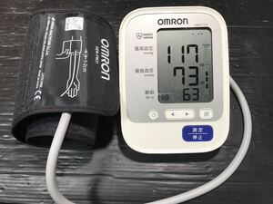 051704 OMRON オムロン 上腕式血圧計 HEM-7132 乾電池で使用可能