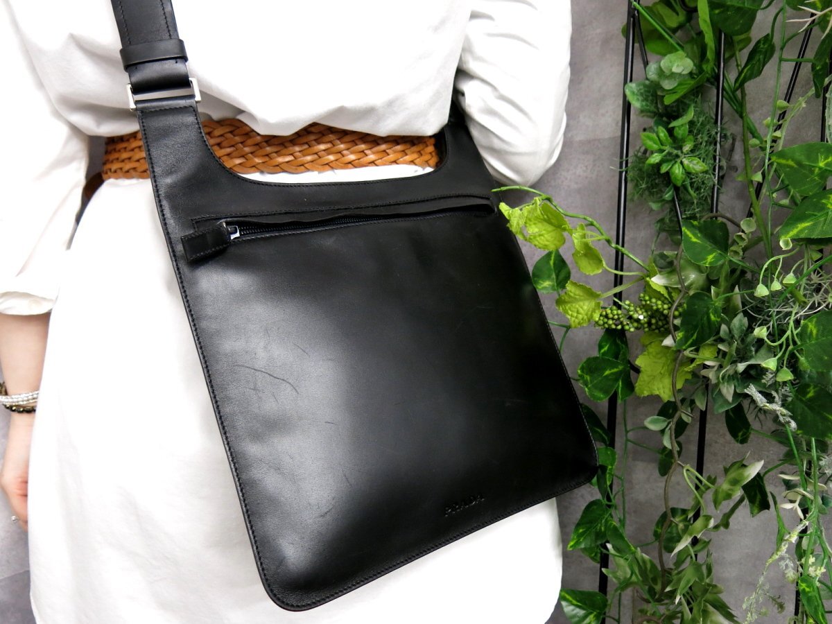 【極美品】プラダ ロゴ型押し カットワーク カーフレザー ショルダーバッグ 赤 【極美品】プラダ ロゴ型押し カットワーク カーフレザー ショルダーバッグ 赤