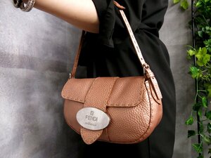 超美品●FENDI フェンディ●セレリア●ロゴ型押し●カーフ レザー 本革●ハンド バッグ●メタリックピンク●シルバー金具●腕掛け●Js46417