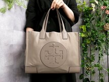 ●超美品●新品同様●TORY BURCH トリーバーチ●エラ●ナイロン カーフ レザー 本革●ハンド トート バッグ●ベージュ●G金具●A4●Js46469_画像2