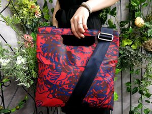 超美品●新品同様●Vivienne Westwood ヴィヴィアン・ウエストウッド●ボタニカル柄●PVC レザー●ショルダー バッグ●紺 赤●A4●Js47071