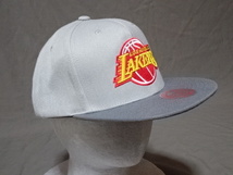 USA購入 激レア【Mitchell & Ness】製 NBAバスケ ロサンゼルス レイカーズ【Los Angeles Lakers】ロゴ刺繍入りキャップ_画像4