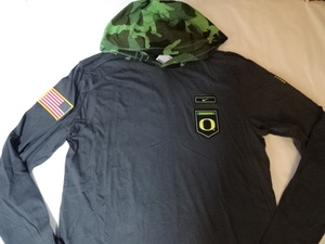 USA購入 USカレッジ【Nike】オレゴン大学ダックス【OREGON DUCKS】USA国旗ワッペンロゴマーク カモフラ柄フード付ロングＴシャツUS Mサイズ