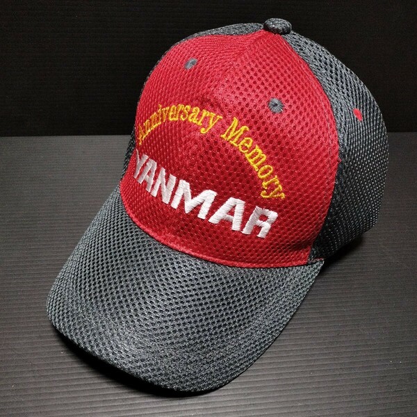 ● ヤンマー「YANMAR メッシュ　キャップ」刺繍　ロゴ　帽子 グレー系／赤