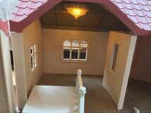 USED★シルバニアファミリー 　赤い屋根の大きなお家+家具複数★送料無料_画像3