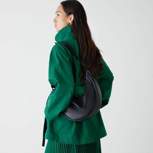 美品 【ユニクロ】 UNIQLO:C レザータッチラウンドショルダーバッグ 軽量 ブラック 