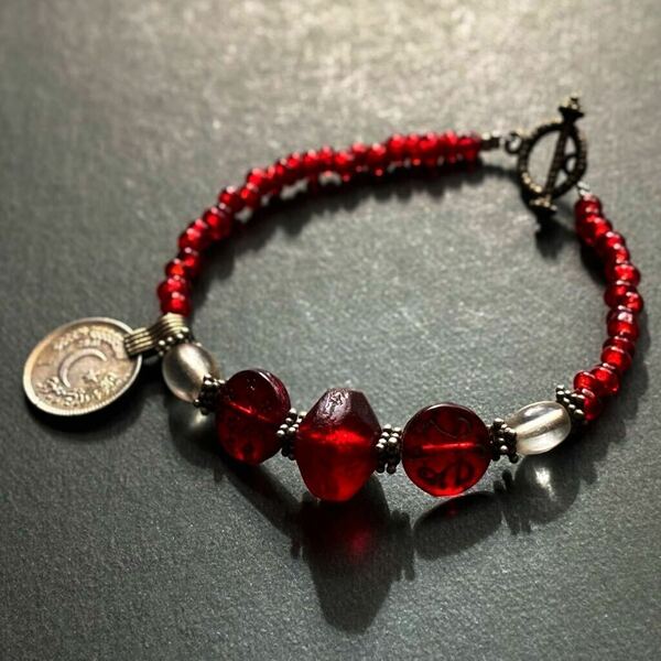 真紅のボヘミアン アンティークビーズ ブレスレット Haji beads（聖者のビーズ）山岳民族ビーズ アフガニスタン クチ族チャーム