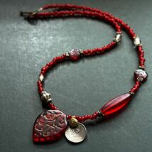 真紅のボヘミアン アンティークビーズ ネックレス Haji beads（聖者のビーズ）山岳民族ビーズ アフガニスタン クチ族チャーム_画像2