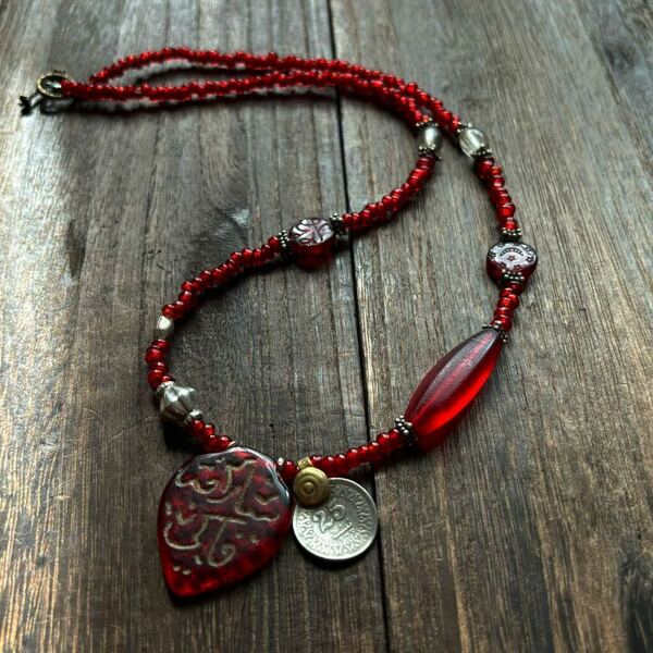 真紅のボヘミアン アンティークビーズ ネックレス Haji beads（聖者のビーズ）山岳民族ビーズ アフガニスタン クチ族チャーム