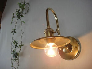 真鍮製スワン型ブラケットウォールランプ　LED対応壁用照明ウォールランプ　アンティークシャビー　インダストリアル工業系ゴールド金色