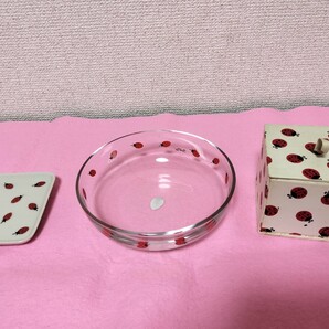 昭和レトロ サンリオ ガラスの器 陶器のお皿 いちご柄 ビニール製小物入れの画像1