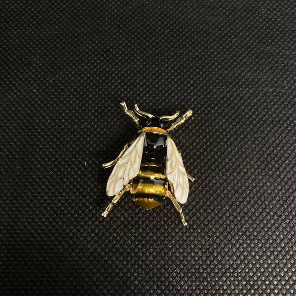 【蜜蜂】ブローチ 蜂 金属製 魔除け 幸福 みつばち ピンバッジ バッジ bee 