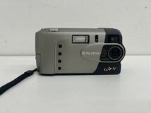 【通電確認済】FUJIFILM CLIP-IT DS-30 35万画素 光学3倍ズーム 収納ケース付き オールドデジカメ ジャンク_画像2