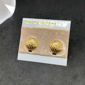 *GIVENCHYji van si. Givenchy Givenchy Vintage Vintage earrings gold group accessory 