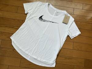 ♪新品タグ付 NIKE ナイキ グラフィックロゴ 半袖Tトップ 定価4,620円 白 ヨガ ダンス エクササイズ　Tシャツ