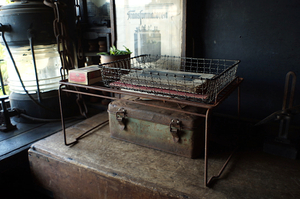 古い鉄の置き台 ディスプレイスタンド アイアン アンティーク 